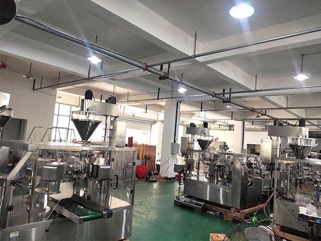 給袋式全自動(dòng)包裝機(jī)設(shè)備車(chē)間實(shí)拍